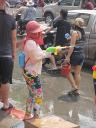 Fanatiek Songkran vierende Thaise dame