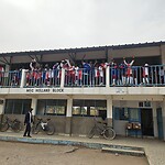 School shirts uitdelen