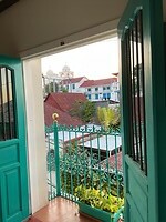 Flores, qua sfeer en looks een Spaans stadje.