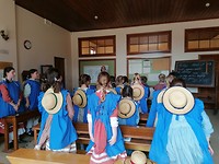 De klasse bern dy al 2 dagen hjir les hiene, yn alderwetske klean