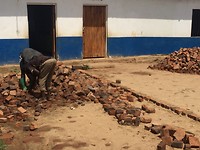 Start met het egaliseren van het schoolplein