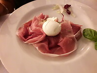 Reinoud en Syl aan de parmaham en mozzerella