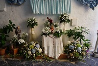 Overal in de stad bloemen bij Jezus/Maria