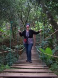 De enge wiebelbrug over in Perquin, Guerilla Museum