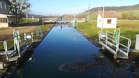 273 Dit ziet de maat op het voordek bij invaren sluis stroomafwaarts