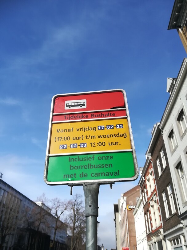 329 Tijdelijke bushalte in Carnavalskleuren