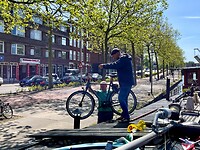 414 Ruud wordt afgezet op de Aelbrechtskade