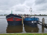 Naast elkaar.