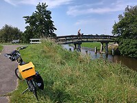 Fietstocht, Germienke maakt foto van André, die foto maakt op de brug
