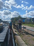 Wijbrand en Nienke stappen aan boord met de Fiets