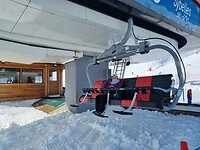 Germienke in de lift de berg op