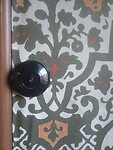 Huis van Fijn, linnen Velouté behang & bakelieten schakelaar