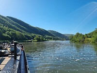 La Meuse montant. Sluis links, barrage rechts