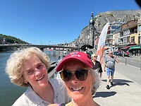 Maya en Line onderweg, in Dinant