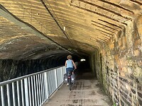 Line fietsend door de tunnel van Revin