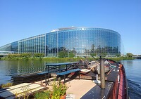 We varen langs het Europese Parlement