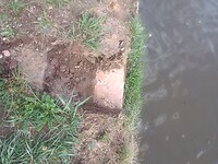 Dag bolder met betonblok