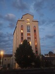 Graansilo aan de overkant omgebouwd tot lofts