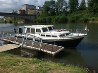Sedan, nieuwe drijvende vlonder, alleen?? Waar zijn de bolders of meerogen