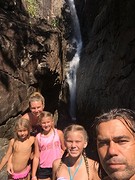 Samen bij waterval