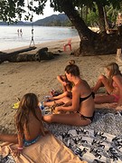 Fruit eten op strand