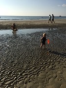 Kids spelen op strand 1