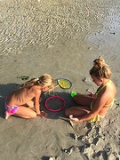 Kids spelen op strand 2