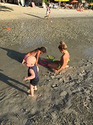 Kids spelen op strand 3