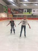 Joli en Juna schaatsen