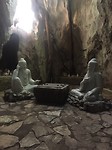 Beelden in grot marble mountains