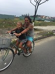 Jessa met didi achterop