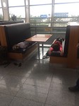 Kids slapen op luchthaven