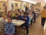 Kinderen eten warm op school