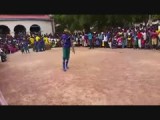 Een demonstratie van de plaatselijke 'gymnastiekvereniging' zonder matten of tumblingbaan!