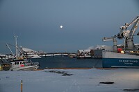 de haven met de toegangsbrug van de Hillesøyvegen