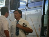 busstation Punta del Este. buschauffeur met mate onder de arm. Loopt iedereen hier mee