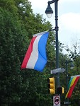 Langs de route hangen vlaggen; ik spotte die van ons ok