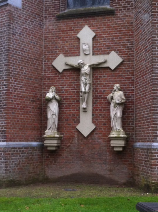 Aan de kerk in Vessem