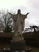 Beeld achter de kerk in Ell