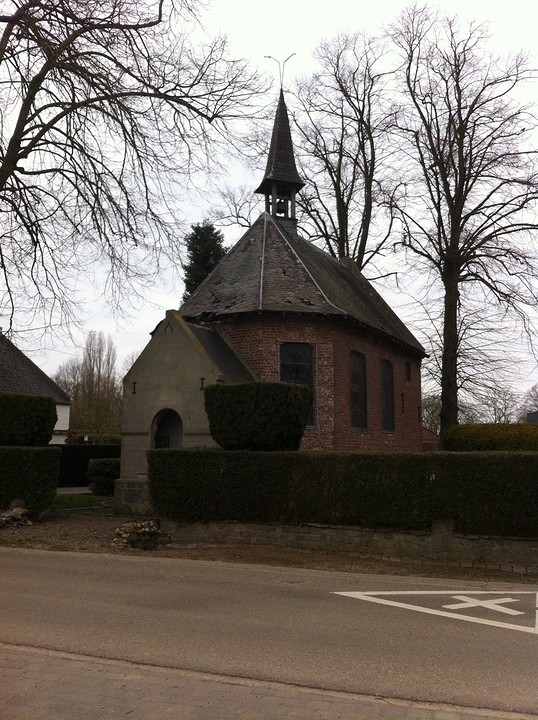 De Sint-Harlindis en Relindiskapel met doopvont Willibrodusput
