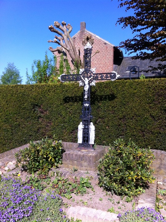 naast het klooster in Windraak