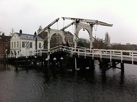 De Rembrandtbrug met op achtergrond zeevaartschool