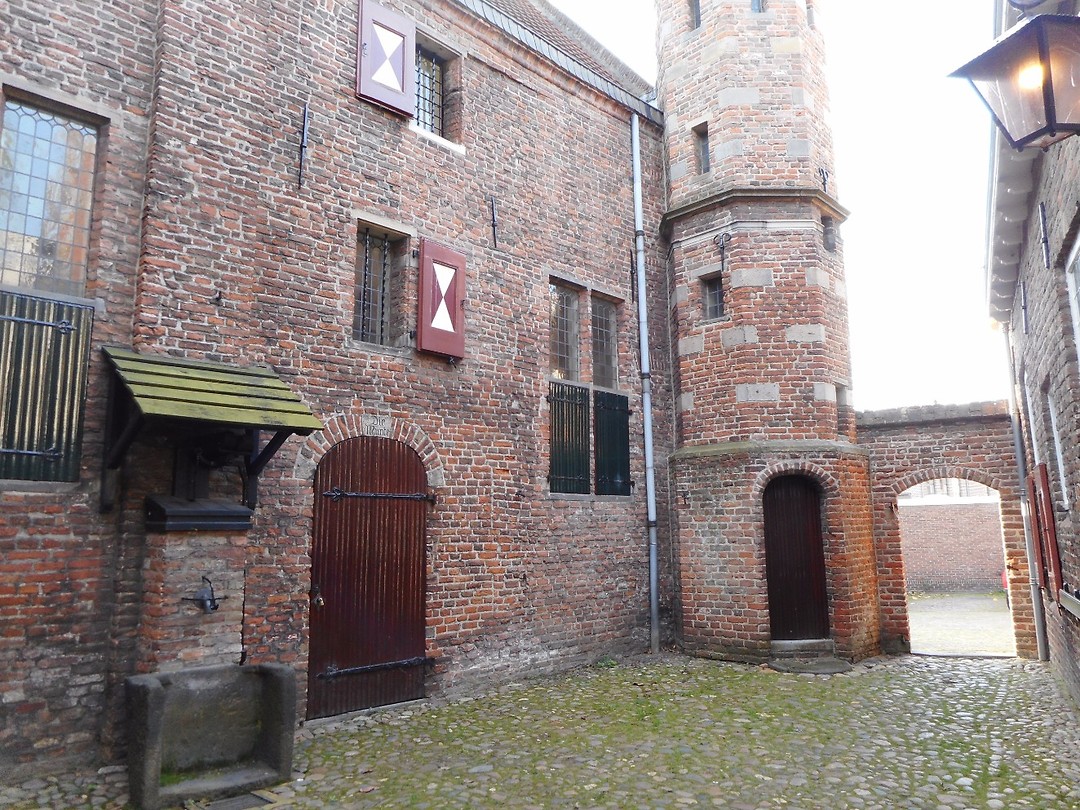 oude woonhuizen met stukje munttoren