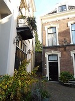 steegje naar trap Bergkerk