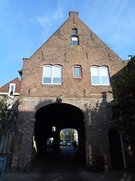 In de poort was voorheen de stadsboerderij van Klunder gevestigd