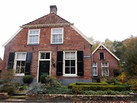 Boerderij met zadeldak met wolfschilden