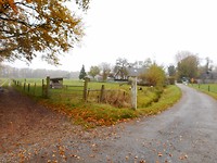 rechtdoor naar 2 boerderijen afslaan naar pad langs beek