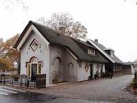 poorthuis bij oprijlaan Huis Stoutenburg