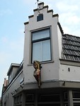 Boegbeeld schip aan gevel huis
