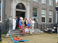 begin van de kaasmarkt met oa de burgemeester